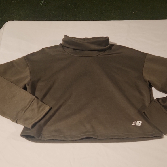 New Balance Crop Top  Olive Sweater - Picture 1 of 5